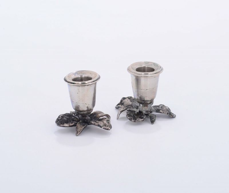 Due piccoli candelabri con base a motivi fogliacei in metallo argentato  - Auction Asta a Tempo Antiquariato - II - Cambi Casa d'Aste
