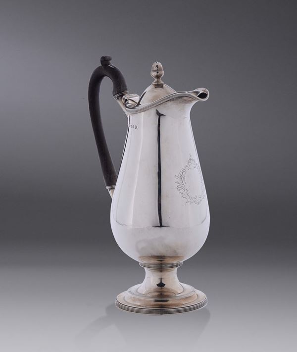 A silver coffe-pot, wooden handle, London, late 18th century.