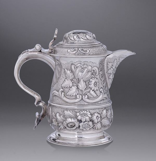 Tankard in argento sbalzato a motivi floreali, Londra 1751-1752