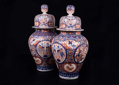 Coppia di Grandi Potiches con Coperchio in Porcellana Imari, Giappone, XIX Secolo