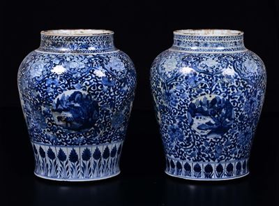 Due Potiches in Porcellana Bianca e Blu con Decoro Paesaggistico Entro Riserve, Cina, Dinastia Qi...
