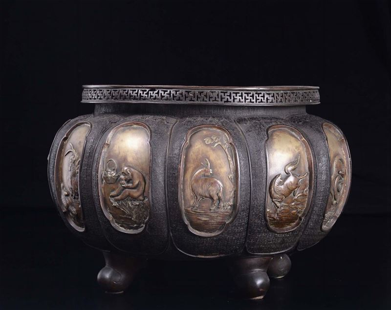 Grande cachepot in bronzo con riserve raffiguranti animali, Giappone, Epoca Meiji, XIX secolo  - Asta Chinese Works of Art - Cambi Casa d'Aste
