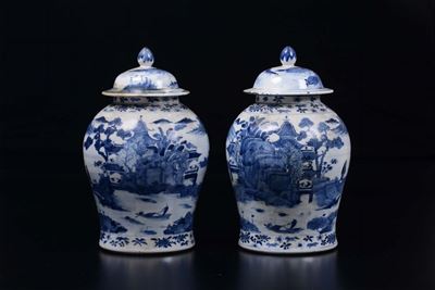 Coppia di Potiche con Coperchio in Porcellana Bianca e Blu a Decoro Paesaggistico, Cina, Dinastia...