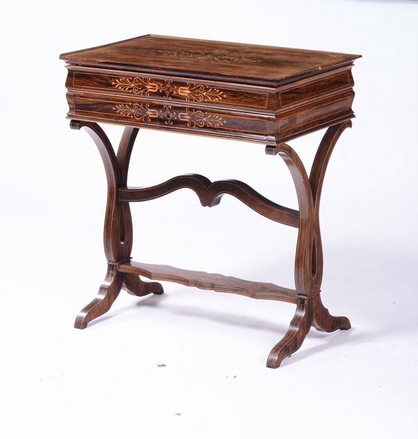 Tavolino da lavoro Carlo X lastronato ed intarsiato, XIX secolo