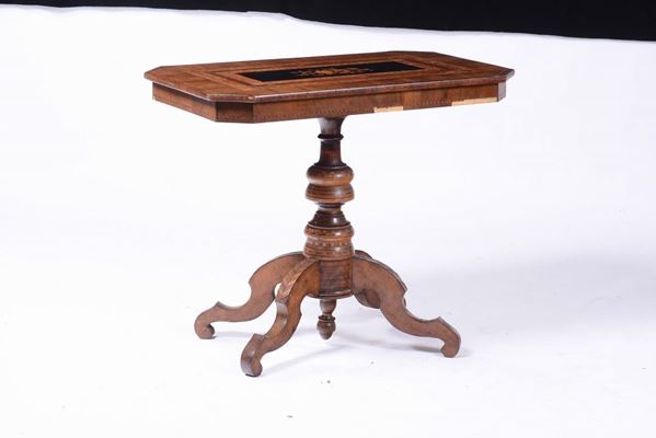 Tavolo sorrentino interamente lastronato ed intarsiato, XIX-XX secolo