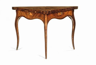 Tavolino da Gioco Luigi XV Triangolare Apribile Lastronato in Violetto e Filettato in Bois De Ros...