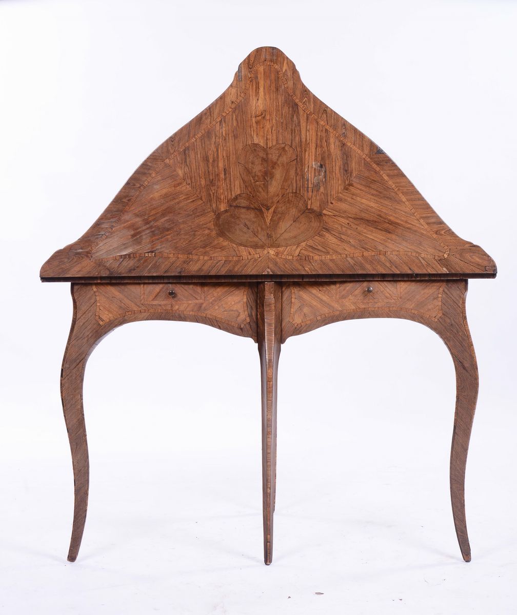 Tavolino da Gioco Luigi XV Triangolare Apribile Lastronato in Violetto e Filettato in Bois De Ros...