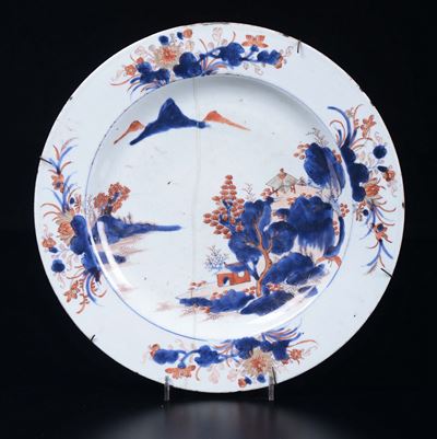Grande Piatto in Porcellana Imari con Decooi Paesaggistico e Quattro Ramages, Giappone, XVIII Sec...