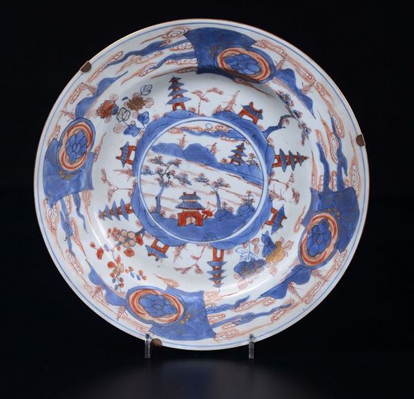 Piatto in porcellana Imari a decoro paesaggistico, Giappone, XVII secolo