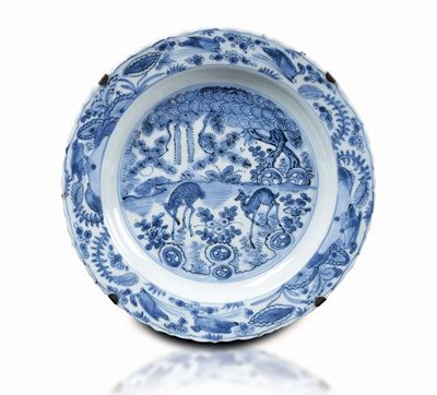 Piatto in Porcellana Bianca e Blu con Scena Centrale di Paesaggio con Cerbiatti e Fiori, Cina, Di...