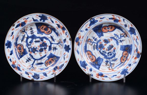 A pair of polychrome enamelled porcelain dishes with naturalistic decoration, China, Qing Dynasty, Kangxi Period (1662-1722)