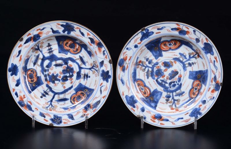 A pair of polychrome enamelled porcelain dishes with naturalistic decoration, China, Qing Dynasty, Kangxi Period (1662-1722)  - Auction Chinese Works of Art - Cambi Casa d'Aste