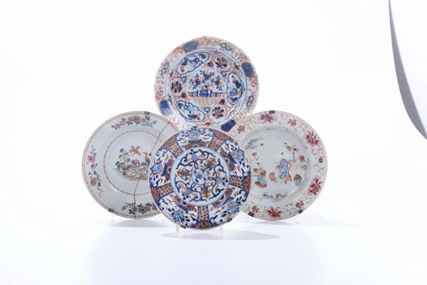 Gruppo di quattro piatti in porcellana Imari e a smalti policromi, Cina/Giappone, XIX secolo