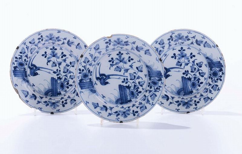 Tre piatti in ceramica dipinti in blu all’orientale, Delft, XVIII secolo  - Auction Antique Online Auction - Cambi Casa d'Aste