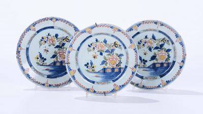 Serie di Tre Piatti in Ceramica, Probabilmente Delft, XVIII Secolo