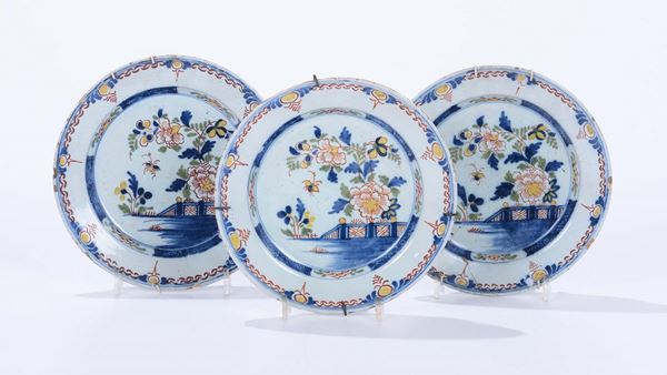 Serie di tre piatti in ceramica, probabilmente Delft, XVIII secolo