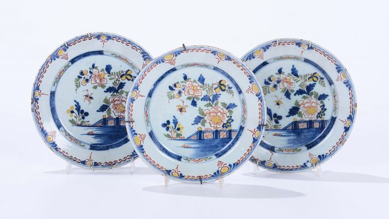 Serie di tre piatti in ceramica, probabilmente Delft, XVIII secolo  - Auction Asta a Tempo Antiquariato - II - Cambi Casa d'Aste