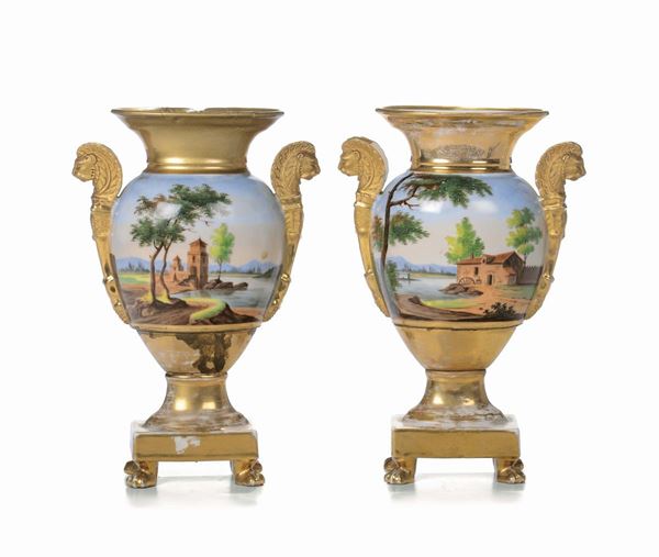 Coppia di vasi ovoidali schiacciati in porcellana dipinti in policromia, primo quarto XIX secolo