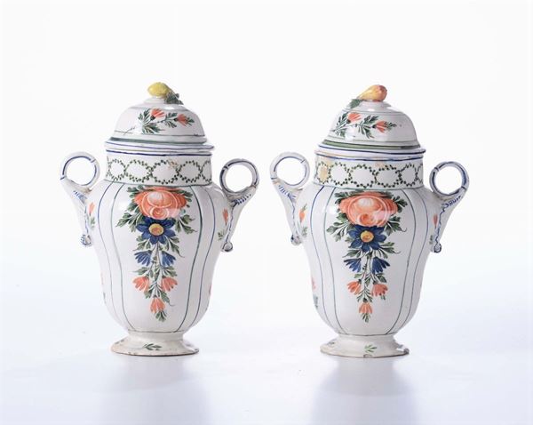 Coppia di vasi piriformi biansati in terraglia bianca, XIX secolo