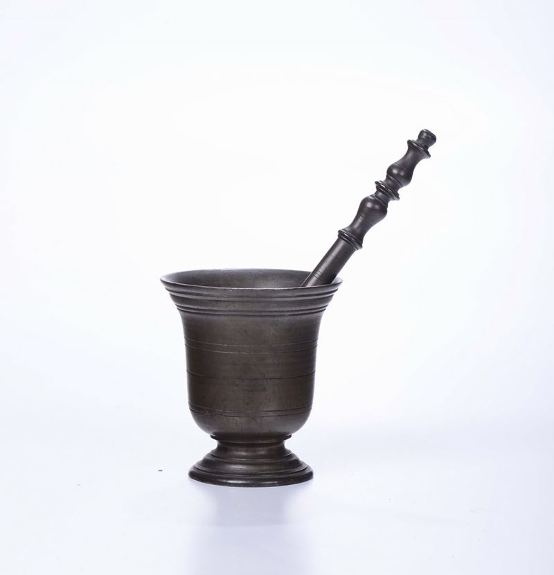 Mortaio in bronzo con bordo svasato e cornici bombate, secolo XVII/XVIII  - Asta Antiquariato - Cambi Casa d'Aste