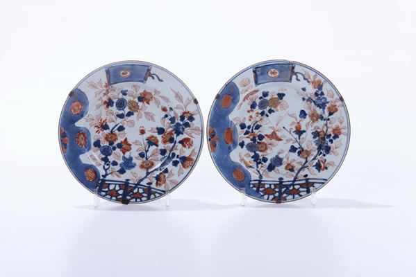 Due piatti in porcellana a decoro naturalistico, Cina, Dinastia Qing, epoca Kangxi (1662-1722)