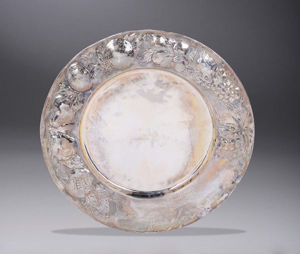 Vassoio circolare in argento sbalzato e cesellato, argentiere Brandimarte, Firenze ultimo quarto del XX secolo