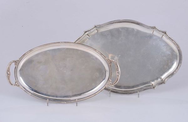 Lotto di due vassoi in argento, XX secolo