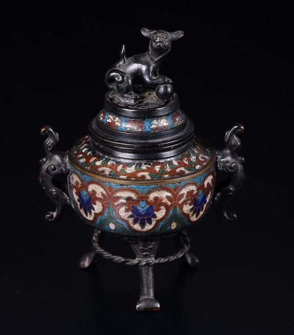 Incensiere tripode a smalti cloisonnè con coperchio sormontato da cane di Pho, Cina, Dinastia Qing, fine XIX secolo