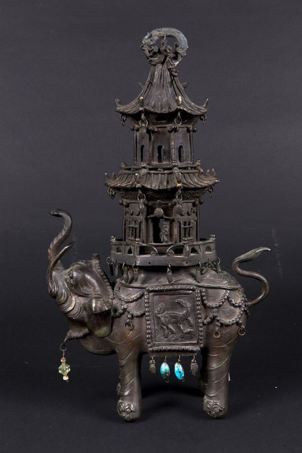 Incensiere in bronzo a guida di elefante con pagoda sulla schiena e con ciondoli in pasta di vetro, Cina, Dinastia Qing, XIX secolo