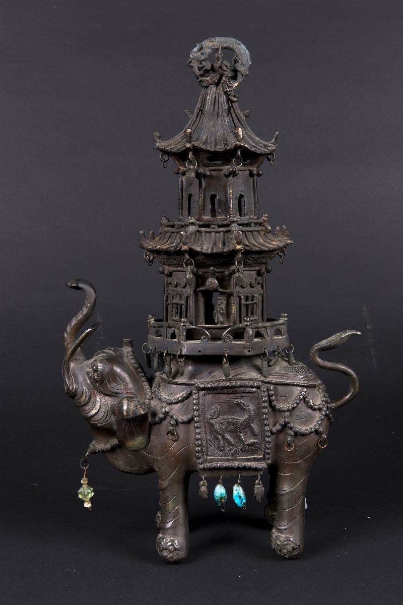Incensiere in bronzo a guida di elefante con pagoda sulla schiena e con ciondoli in pasta di vetro, Cina, Dinastia Qing, XIX secolo  - Asta Arte Orientale - Asta Online - Cambi Casa d'Aste