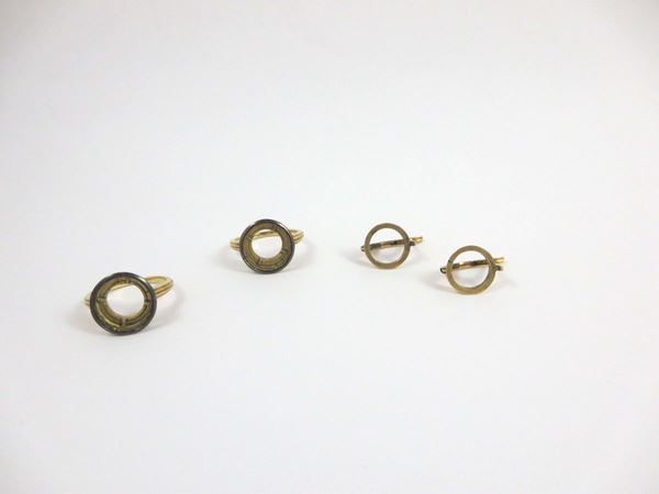 Lotto composto da due montature da anello ed un paio di montature da orecchino