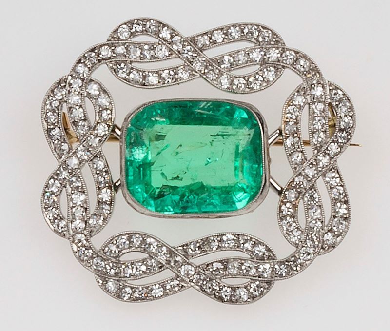 Brooch with Colombian emerald and single-cut diamonds set in white and yellow gold, Calderoni. Gemmological report R.A.G   - Auction Fine Jewels - Cambi Casa d'Aste