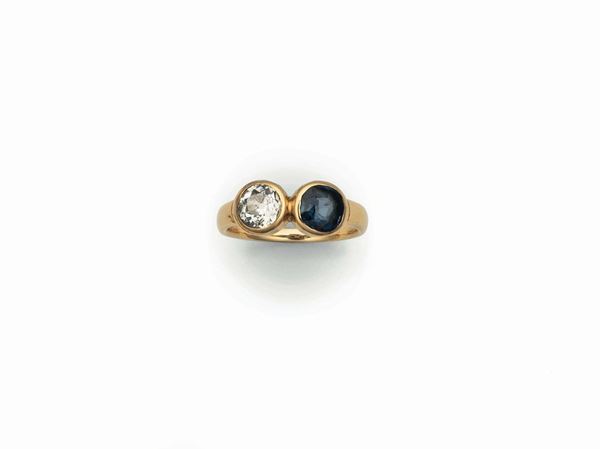 Ring with old-cut diamond and a sapphire, mounted in yellow gold
