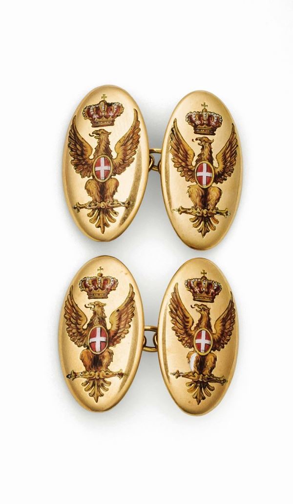 Double cufflinks in gold with the insignia of the House of Savoy in multi-coloured enamelling. No hallmarks. Some damage to the enamel