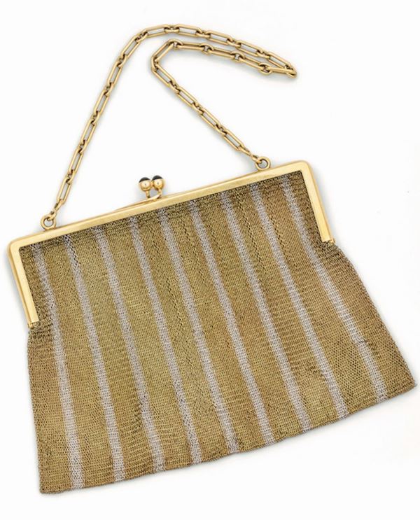 Evening bag in yellow gold and platinum mesh. Clasp with two cabochon sapphires