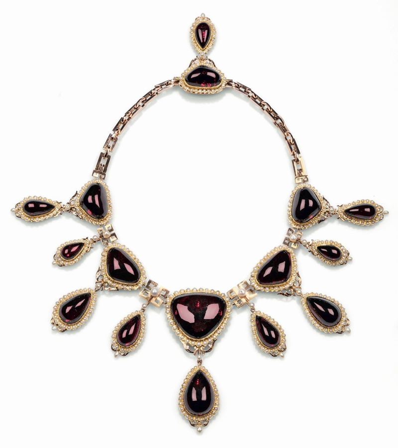 Impressive necklace with cabochon-cut garnets bordered with natural pearls set in gold. France, Napoleon III. Hallmarks on the clasp  - Auction Fine Jewels - Cambi Casa d'Aste