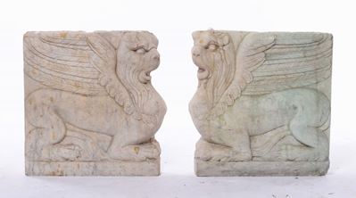 Due Basi in Marmo Bianco Scolpito Raffiguranti Grifoni Alati, XIX-XX Secolo
