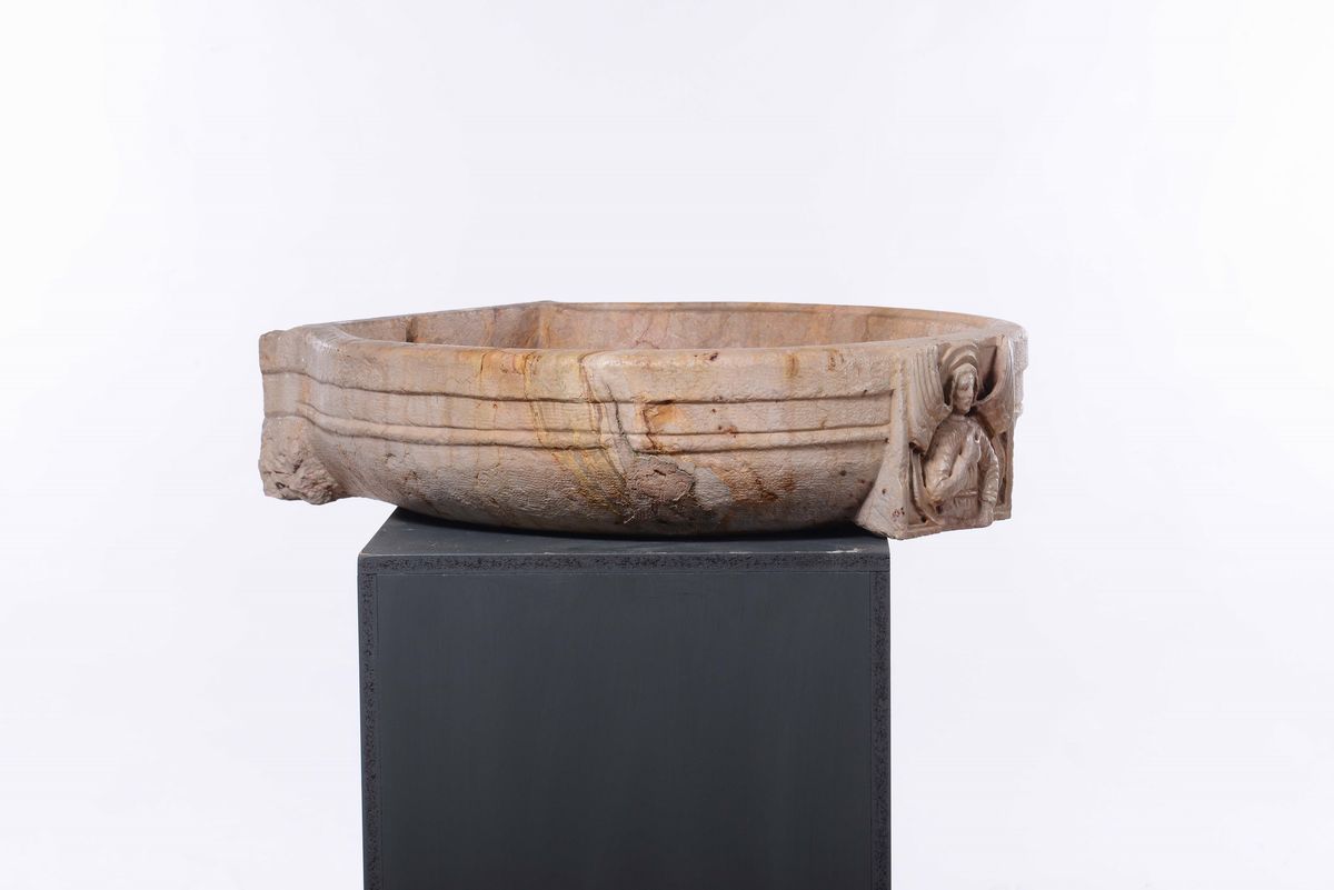 Vasca Circolare in Marmo Colorato con Figura Alata Scolpita, Veneto Probabile XV-XVI Secolo.