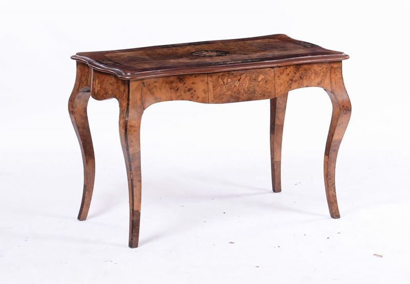 Tavolino in stile interamente lastronato ed intarsiato, XX secolo  - Auction Asta a Tempo Antiquariato - II - Cambi Casa d'Aste