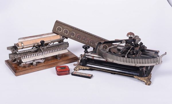 Due macchine da scrivere a scansioni di lettera, in ferro con telaio in ghisa fusa verniciato con colori  [..]