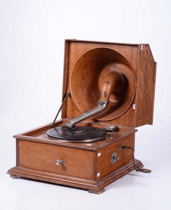 Fonografo in cassetta Pathè Freres a tromba interna (spezzata) mobile in legno con calotta in ferro verniciato