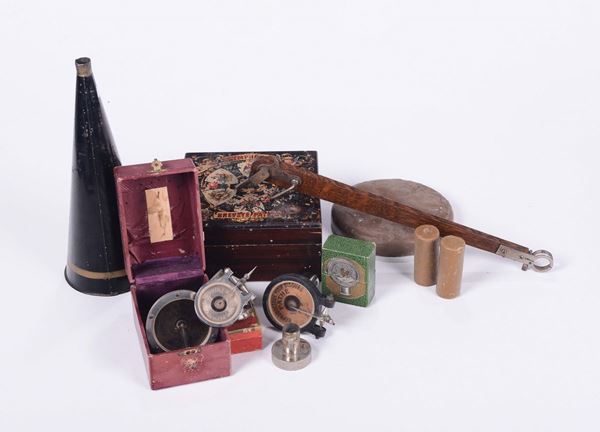 Gruppo di testine da grammofono e fonografo e altri accessori