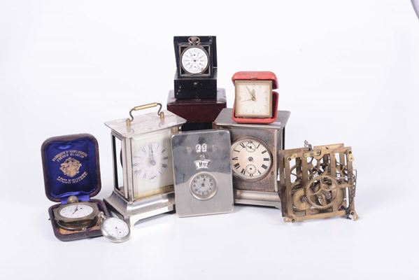 Lotto di otto orologi da parete da trumeau e da mensola, prima metà XX secolo