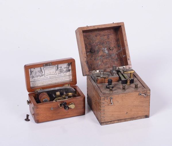 Due elettromedicali di cui uno chimico e uno elettromagnetico in cassetta di legno, XX secolo