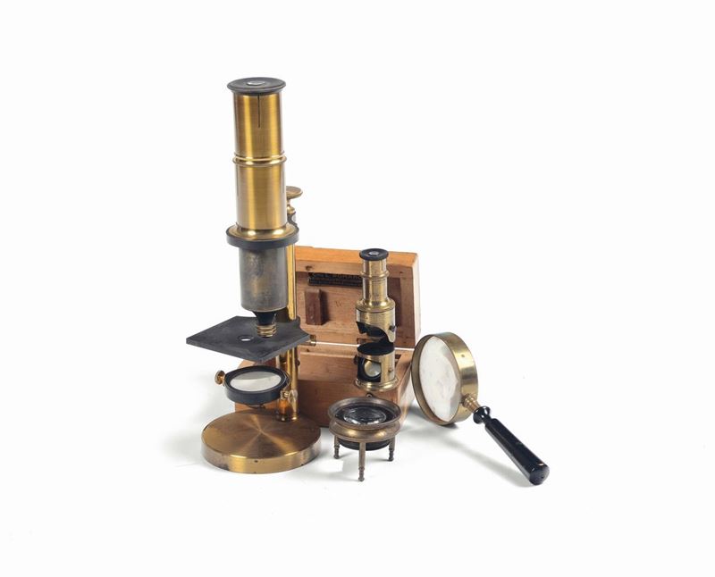 Due microscopi portatili, un microscopio da carte topografiche, lente di ingrandimento  - Asta Arte Marinara e Strumenti Scientifici - Cambi Casa d'Aste