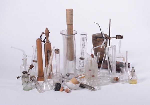 Lotto di piccoli vetri da chimica e accessori