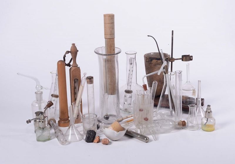 Lotto di piccoli vetri da chimica e accessori  - Asta Arte Marinara e Strumenti Scientifici - Cambi Casa d'Aste
