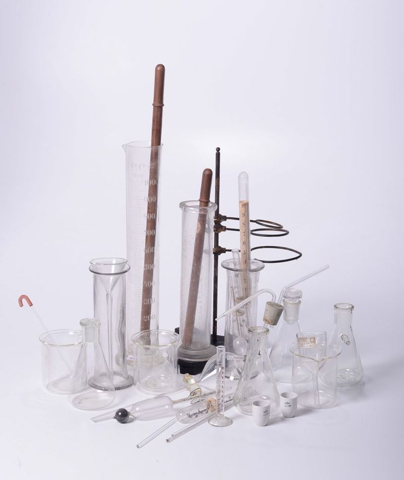 Lotto di vetri da laboratorio di chimica e accessori  - Asta Arte Marinara e Strumenti Scientifici - Cambi Casa d'Aste