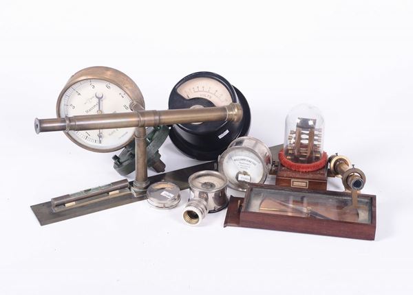 Serie di strumenti a indice elettrici e a pressione
