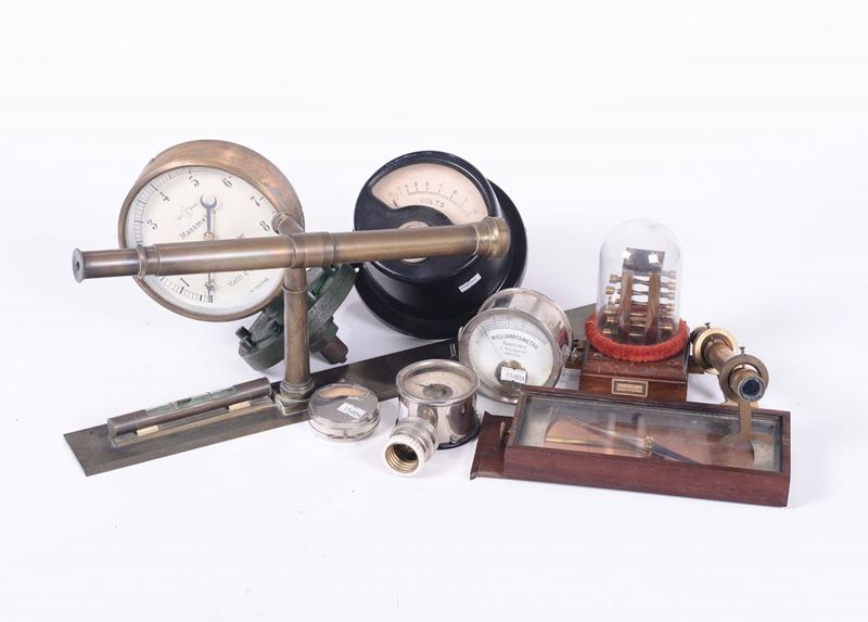 Serie di strumenti a indice elettrici e a pressione  - Auction Maritime Art and Scientific Instruments - Cambi Casa d'Aste